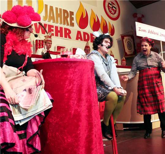 Während sich Klaudia Thiesen und Hilde Kraft über Männer unterhielten, mimte der ehemalige Sitzungspräsident Thomas Sebastian in seiner unnachahmlichen Art, die betroffenen Männer