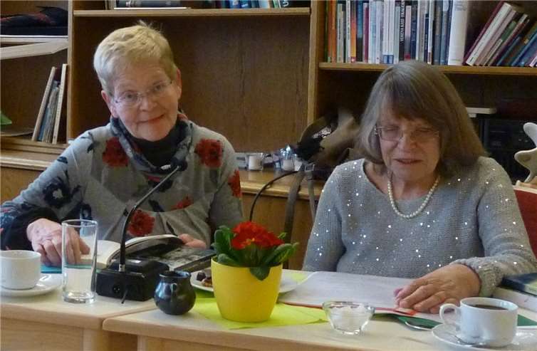 Während sich Marlies Eifert in der Lesung auf verbindende Worte und Erklärungen beschränkte, hatte sie in Annelie Meinhardt-Miesen, für regelmäßige Besucher des Lesecafés keine Unbekannte, eine sehr kompetente und souveräne Vorleserin gefunden.Foto: privat