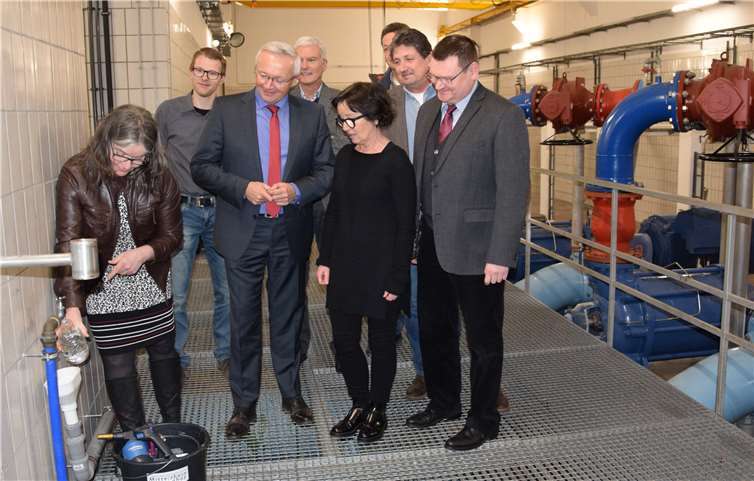 Während sich das Umweltministerium Sorgen um die landesweite Versorgung mit Trinkwasser macht, gibt der Neuwieder Landrat Achim Hallerbach für den Bereich des Kreiswasserwerks Neuwied eine klare Entwarnung. Selbst bei einem andauernden Sommer ohne Niederschläge sind dort alle Städte und Gemeinden sehr gut versorgt. Das Engerser Feld hat ausreichende Reserven. Darüber hinaus ist die Trinkwasserqualität durch strenge Kontrollen gewährleistet.Foto: Kreisverwaltung