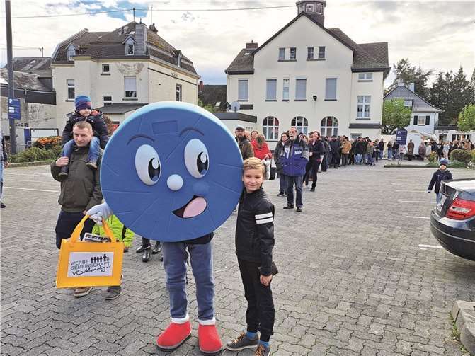 Während sich vor dem Rewe-Markt eine lange Warteschlange bildete, sorgte „Menni Mühlstein“ für gute Laune.