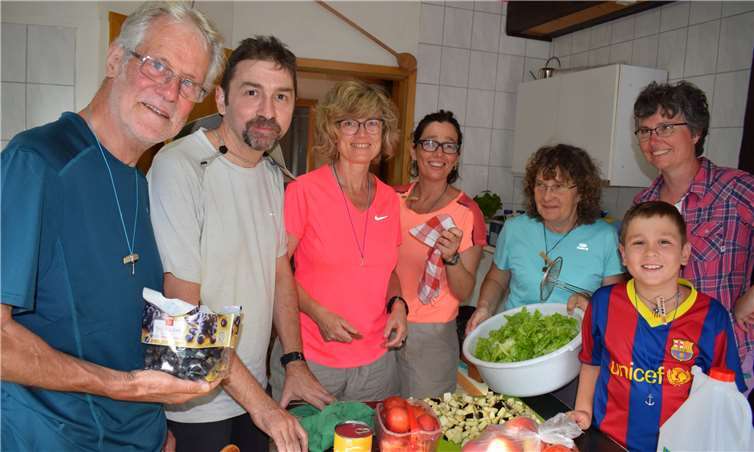 Während tagsüber Trinken und bescheidene Kost wie Brote auf dem Speiseplan der Pilger standen, gab es am Abend immer Warmes wie Nudeln oder Reis, für die wie hier im Hainauer Schlopenhof leckere Beilagen zubereitet wurden.Foto: privat