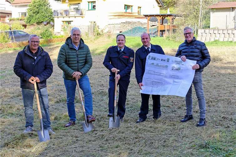 Während (v. re.) Architekt Joachim Kleimann und Dirk Riske, stellvertretender Wehrleiter der Verbandsgemeinde Altenahr, den Bauplan präsentieren, stachen Kesselings Wehrführer Thorsten Schmitz, Bürgermeister Dominik Gieler und Bauamtsleiter Frank Radermacher die Spaten in die Erde, um den offiziellen Baubeginn des neuen Feuerwehrgerätehauses in Kesseling zu starten.Foto: Thorsten Trütgen / VG Altenahr