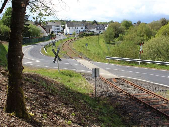 Während viele dieser Strecken schon wenige Jahre nach Einstellung der Verkehre zurückgebaut wurden, sind einige bis heute erhalten geblieben.