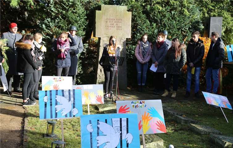 Während würdevollen Gedenkstunde berichteten die Schüler der Realschule von dem Gräuel der Nazidiktatur.StF