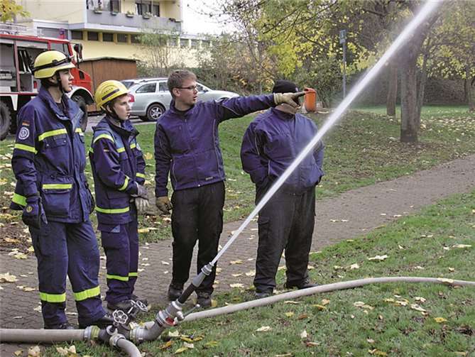 Währenddessen blickte die THW-Jugend hinter die Feuerwehr-Kulissen.