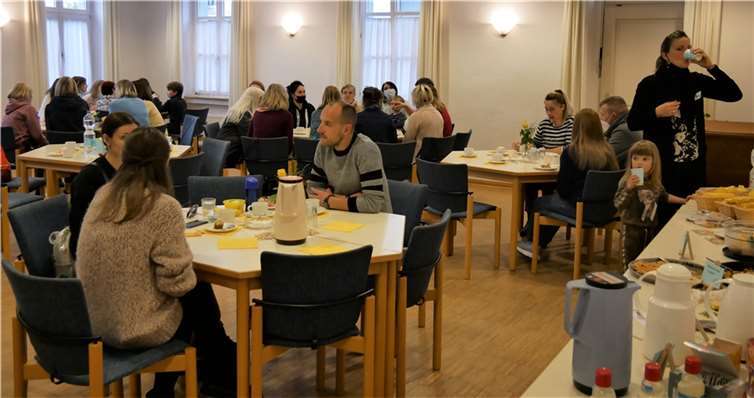 Währende die Kinder im Jugendraum spielen können, tauschen sich die ukrainischen Flüchtlinge untereinander oder auch mit deutschen Helfern aus.  Foto: CD