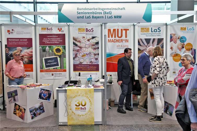 Wäller informieren sich am Stand der Bundesarbeitsgemeinschaft Seniorenbüros (BaS), die auch im Westerwald einige Mitglieder hat.  Foto: Richard Jaros