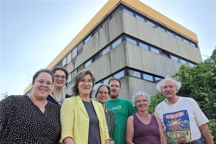 Wäre das Gelände der alten Post ein Standort für gefördertes Wohnen? Remagener Grüne beim Ortstermin