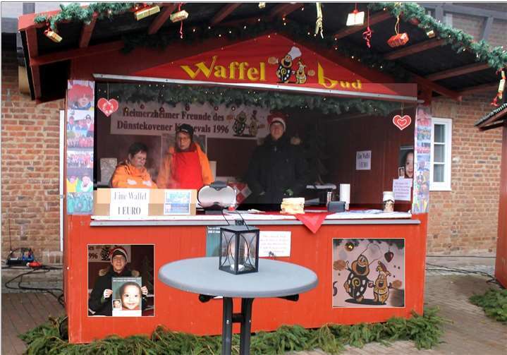 Waffelbude auf dem Weihnachtsmarkt der Burg Heimerzheim. Angelika und Rainer Schmitz