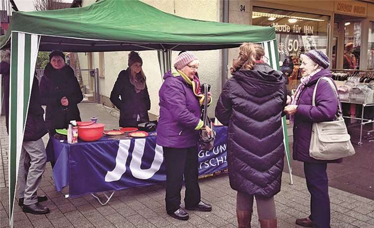 Waffeln und Punsch gab's am vergangenen Samstag in Rheinbachs Innenstadt am Stand der Jungen Union. JU Rheinbach