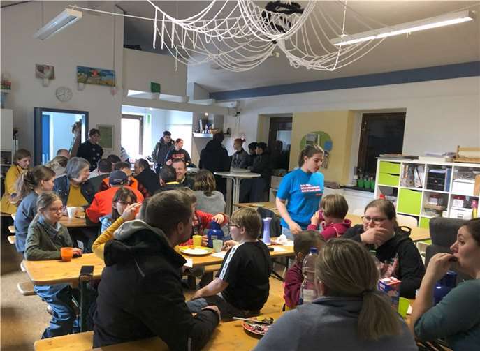 Waffelzeit für Helfende im Jugenhaus.