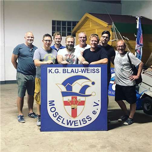 Wagenbaumeister Patrick Zeitz (4.v.li.) mit einem Teil des Wagenbau-Teams. Quelle: KG Moselweiss