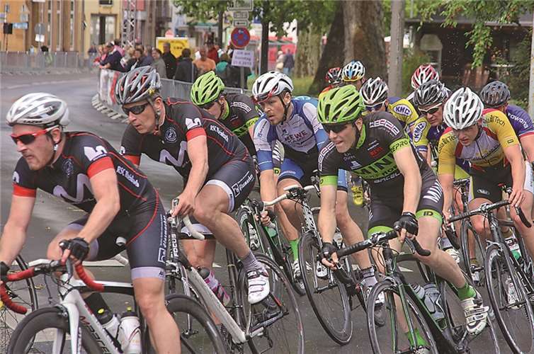 Waghalsige Brems- und Überholmanövern und kraftvollen Sprints gehörten beim Rheinbacher Radsportevent dazu und begeisterten die Zuschauer. Hier die Fahrer der C-Klasse. STEIN