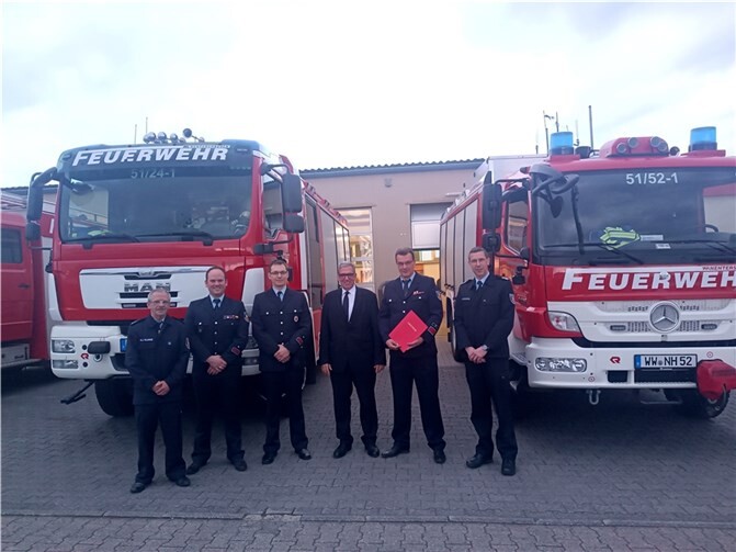 Wahlabend bei der Freiwilligen Feuerwehr Nentershausen: Wehrführer Henrik Mansel (2.v.r.) wurde in seinem Amt bestätigt. Dazu gratulierten (v.l.): der Stellvertretende Wehrleiter Hans-Joachim Klimke, die beiden Stellvertretenden Wehrführer Marvin Schmitt und Alexander Wolff, der Erste Beigeordnete Andree Stein sowie Wehrleiter Jens Weinriefer. Foto: VG Montabaur / Monique Brill