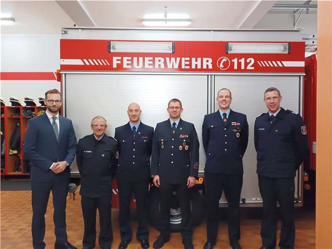 Wahlabend bei der Freiwilligen Feuerwehr Ruppach-Goldhausen: Pascal Gutjahr (3.v.l.) wurde zum neuen Stellvertretenden Wehrführer gewählt. Zur Wahl gratulierten (v.l.): Bürgermeister Ulrich Richter-Hopprich, der Stellvertretende Wehrleiter Hans-Joachim Klimke, Wehrführer André Kaiser, Gutjahrs Vorgänger Michael Ferdinand und Wehrleiter Jens Weinriefer.  Foto: VG Montabaur/Monique Brill