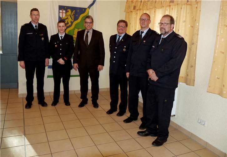Wahlabend in Holler: Dem neuen Wehrführer Pierre Lenz (2.v.l.) gratulierten (v.l.) der Stellvertretende Wehrleiter Jens Weinriefer, der Erste Beigeordnete Andree Stein, der scheidende Wehrführer Wolfgang Tophofen, der Stellvertretende Wehrleiter Markus Hummer und Wehrleiter Gerold Holzenthal. privat