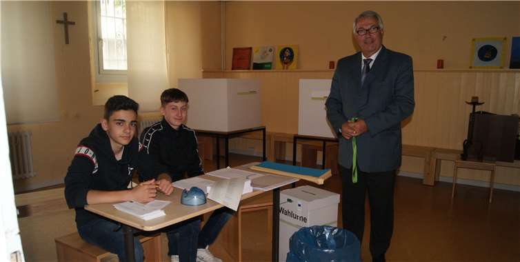 Wahlhelfer Benedikt Bruckner und Philipp Schlereth, neben Schulleiter Klemens Breitenbach, betreuen die Schülerinnen und Schüler beim Wahlgang.Foto: privat