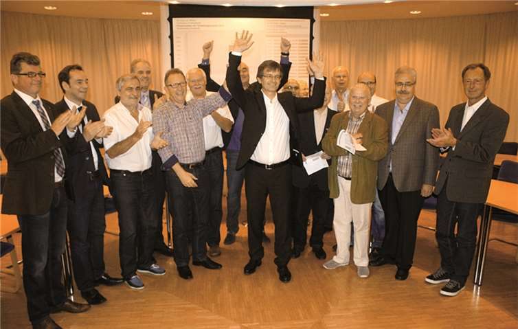 Wahlhelfer und CDU-Bürgermeister jubelten mit dem wiedergewählten VG-Chef angesichts des deutlichen Wahlsieges. DL