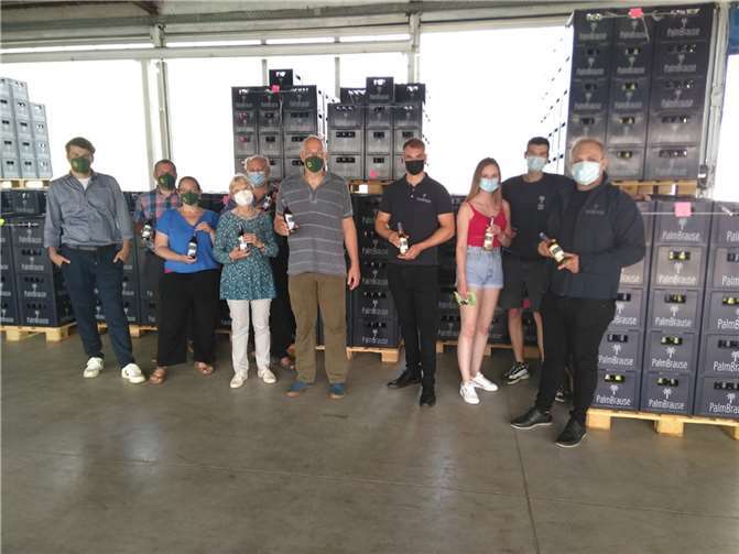 Wahlkreiskandidat Martin Schmitt (Mitte) und Landtagsabgeordneter Fabian Ehmann (links) freuen sich: Die Gründer der PalmBrause GmbH möchten im Zuge ihrer „Pflanzaktion“ bis Ende 2022 weitere Bäume pflanzen lassen und damit 300.000 Tonnen CO2 einsparen - so viel wie alle Einwohner in Mayen in zwei Jahren produzieren.Foto: privat