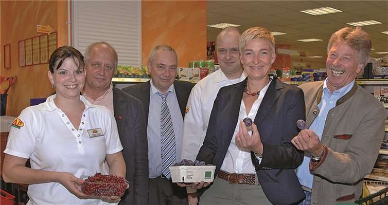 Wahlkreiskandidatin, Bettina Bähr-Losse bei ihrem Besuch im Niederbachemer CAP Markt, am 9. August. privat