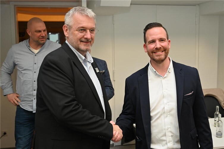 Wahlleiter Christoph Kicherer (links) gratuliert Timo Kanzinger zur Wahl. Foto: SK