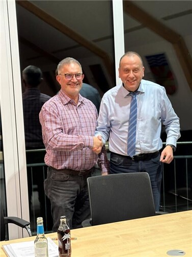 Wahlleiter Wilhelm Anheier (links) gratulierte Johannes Bell, Bürgermeister VG Brohltal, zur einstimmigen Wahl zum Verbandsvorsteher des „Zweckverbandes Ferienregion Laacher See“. Fotos: Stefan Pauly/VG-Verwaltung Mendig