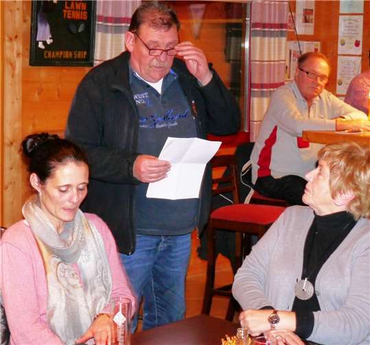 Wahlleiter Wolfgang Theis und seine Helferinnen Natanja Neitzert (links) und Gisela Apsel (rechts) sorgten für eine zügige Wahl des neuen (alten) Vorstandes. Dietrich Rockenfeller/TC Steimel