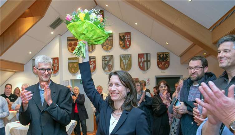 Wahlsiegerin Cornelia Weigand ließ sich im Ratssaal des Altenahrer Rathauses nach ihrem überzeugenden Wahlsieg feiern.