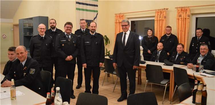Wahlversammlung bei der Freiwilligen Feuerwehr in Holler: Tobias Rörig (Bildmitte) wurde einstimmig zum Stellvertretenden Wehführer gewählt. Foto: VG Montabaur / Ingrid Ferdinand