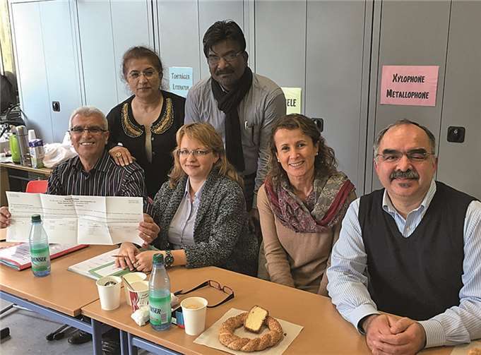 Wahlvorstand des Bezirks Neuendorf: sitzend v.r.: Fevzi Kaplan, Yasemin Altioglu, Svetlana Dreger, Mehmet Erdogan, stehend v.r.: Naeem Khalid, Melahat Koyuncu. Stadt Koblenz