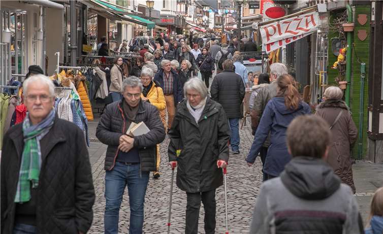 Wahre Menschenmassen drängten sich am verkaufsoffenen Sonntag im Rahmen des Ahrweiler Altstadtfestes durch die Straßen der Ahrweiler Innenstadt.Fotos: JOST