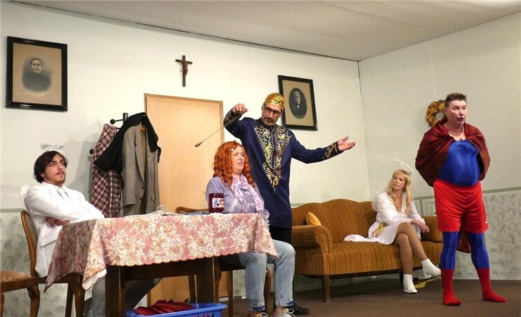 Wahrsager und Hypnotiseur Karamani Karamanis versetzt gleich zwei Akteure in einen angeblich hilfreichen Trancezustand.