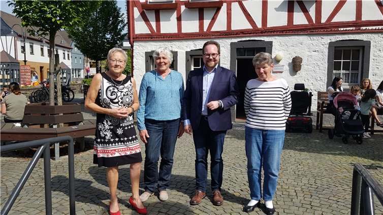 Walburga Custodis (li.) und ihr Leitungsteam freuten sich über den Besuch des Ersten Kreisbeigeordneten Pascal Badziong. Foto: Horst Hohn