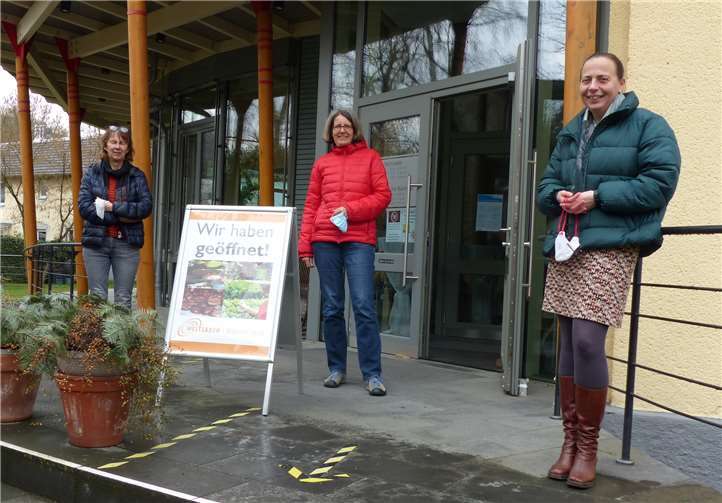 Walburga Greiner, Silke Olesen und Stefani Jürries (v.l.n.r.) vor dem Eingang des Weltladens im Gemeindehaus der Ev. Kirche Remagens in der Marktstraße. Foto: Sabine Peter
