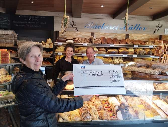 Walburga Greiner (l.) mit Kathleen und Rene Müller in der Bäckerei Müller.  Foto: Silke Olesen
