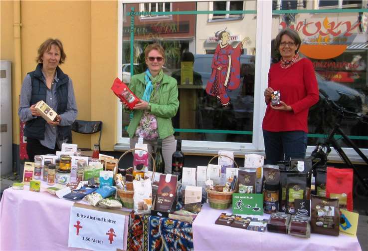 Walburga Greiner (links) und Silke Olesen (rechts) vom Weltladen Remagen-Sinzig und Renate Adams (mitte) vom Fairtade-Team Sinzig mit fairen Waren auf dem Wochenmarkt in Sinzig. Foto: privat
