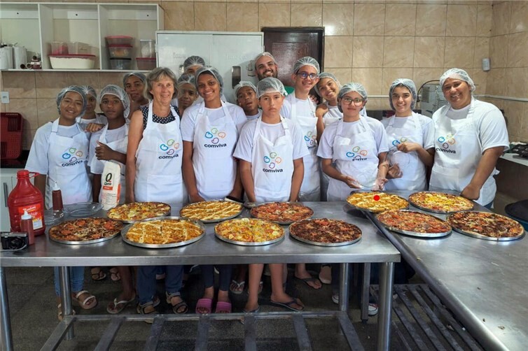 Walburga Greiner mit den Jugendlichen in der Bäckerei in Brasilien