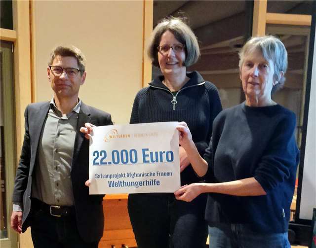 Walburga Greiner (r.) und Silke Olesen übergaben den symbolischen Scheck an Mathias Mogge.  Foto: Sabine Peter