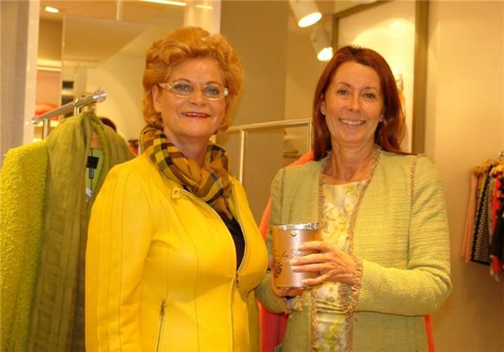 Walburga Sünnen und Inka Orth bei der Spendenübergabe.Bunter Kreis Rheinland