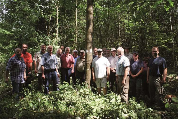 Waldbautrainer Helmut Rieger verdeutlicht anschaulich die geologischen Zusammenhänge. privt