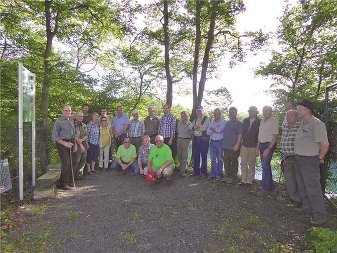 Waldbesitzer und ANUAL  vor Ort im Gespräch. privat