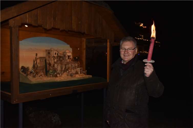 Waldbreitbachs Erster Beigeordnete Victor Schicke eröffnete das Weihnachtsdorf.