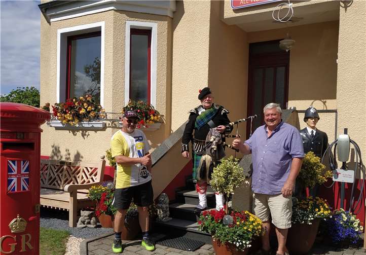 Waldemar Bondza, Peter Mac Coogan ( Schottischer Dudelsackspieler „The Walking Mac“) , Gary Blackburn. Foto: FWG/FDP Fraktion Vettelschoß