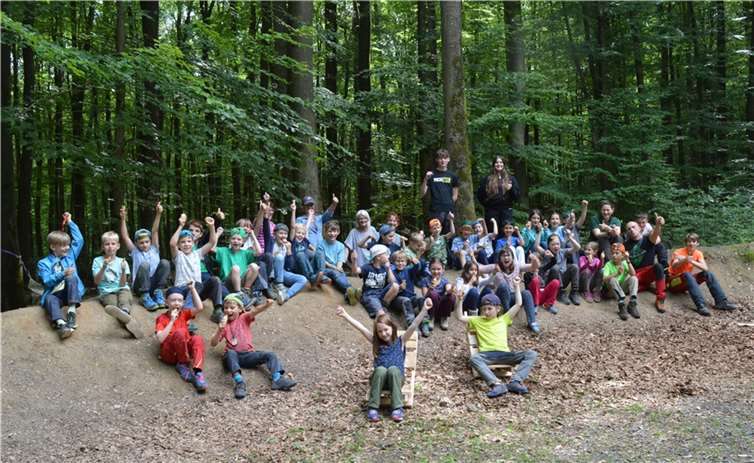 „Waldferien sind top“ – so die einhellige Meinung der Mädchen und Jungen, die an der Wald-Ferienfreizeit im Montabaurer Stadtwald teilgenommen haben. Mit dabei die Waldpädagogin Victoria Mayer (Leiterin und Initiatorin), Marcel Wilhelmi und einige Helfer. Fotos: Stadt Montabaur / Ingrid Ferdinand