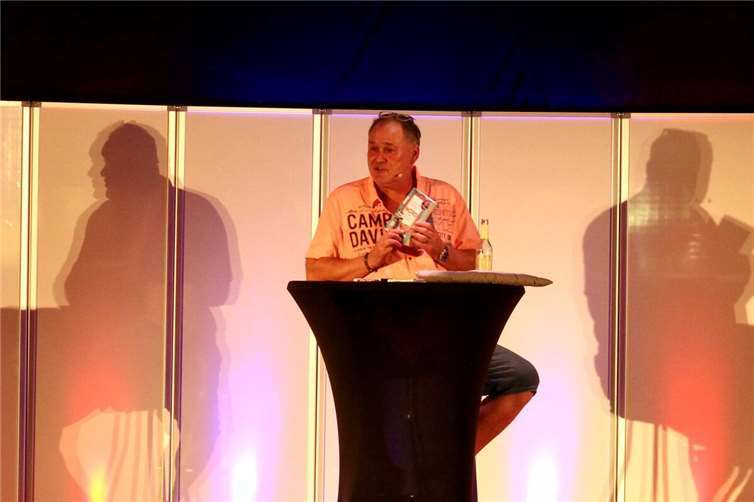 Waldi Lehnertz (80 Euro Waldi) liest aus seinem Krimi „Mord am Schätztag“. Foto: Michael Lüdtke