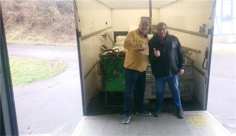 „Waldi“ - Walter Lehnertz (li.) sammelte Baumaterial für die Betroffenen der Ahrflut und übergab sie an den BREISIG.live – Sprecher Rüdiger Kowalsky. Foto: BREISIG.live