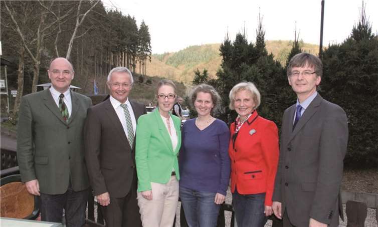 „Waldinteressierte“ im Kreis Neuwied (v.l.n.r.): Uwe Hoffmann, Achim Hallerbach, Ellen Demuth, Dr. Friederike Weber, Dr. Gisela Born-Siebicke, Hans Günter Fischer.. privat