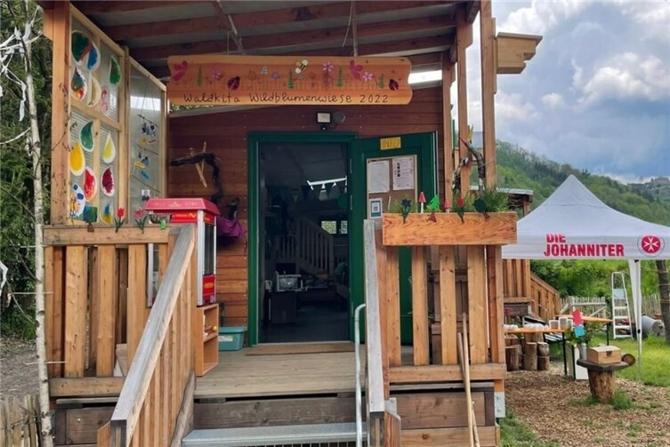 Waldkindergarten Wildblumenwiese in Rech - Außenansicht Bauwagen.