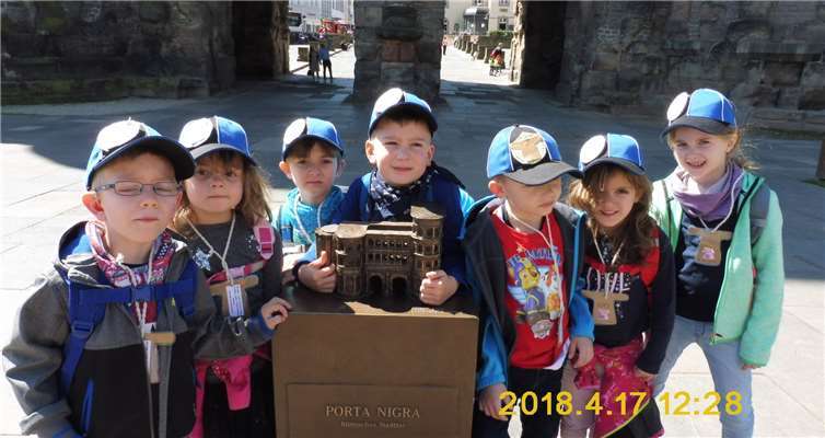 Waldorfer Kindergartenkinder in Trier vor der Porta Nigra.privat