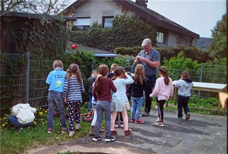 Waldpädagoge Marc Decker besuchte die Vorschulkinder KiTa Maria Magdalena Rheinbreitbach. Quelle: KiTa Maria Magdalena Rheinbreitbach